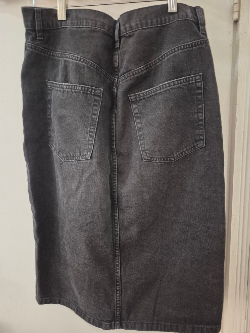 H&M Black Denim Skirt - Classic Straight Fit - Picture 5 of 6